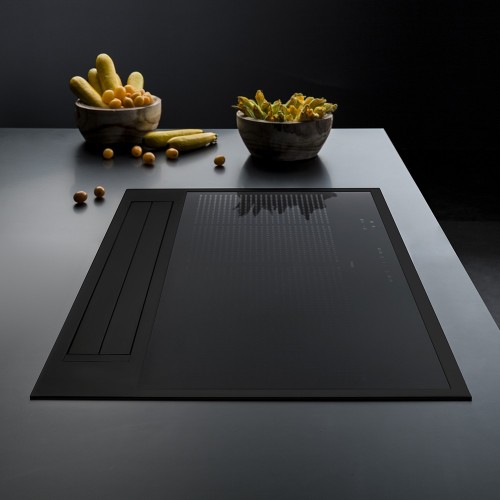 Table de cuisson à induction Falmec avec hotte intégrée Sintesi Black en vitrocéramique noire et cadre en acier noir de 8