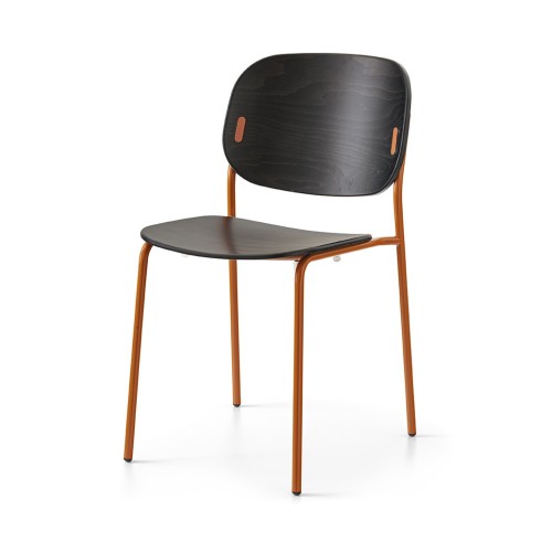 Silla Connubia Yo! CB1986-A con estructura metálica y asiento de polipropileno.