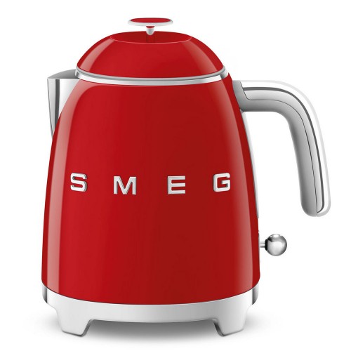 Mini hervidor Smeg KLF05RDEU acabado rojo con logo Smeg 3D