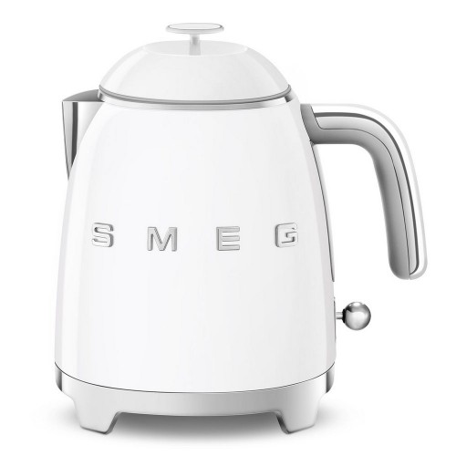 Smeg Mini bouilloire KLF05WHEU finition blanche avec logo Smeg 3D